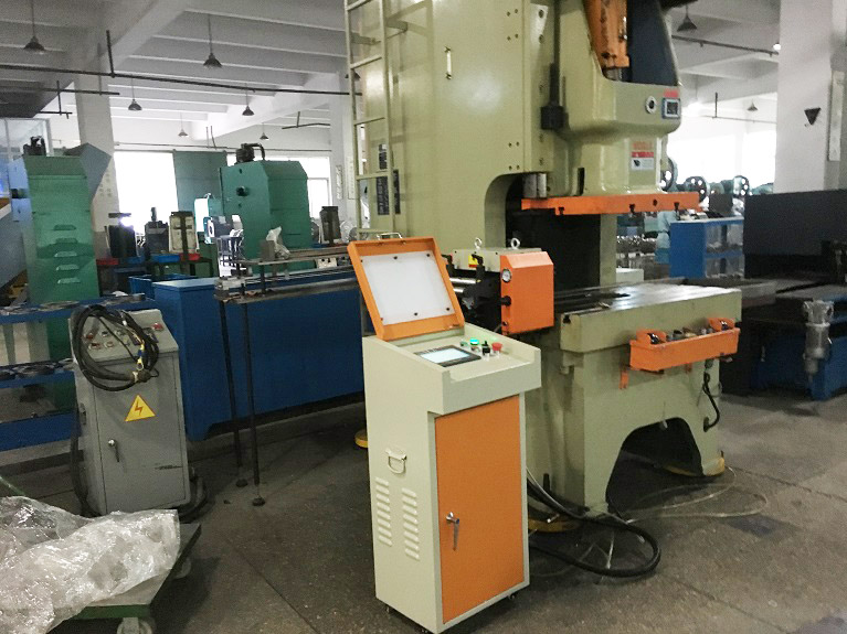 實現(xiàn)精準(zhǔn)送料的伺服送料機(jī)