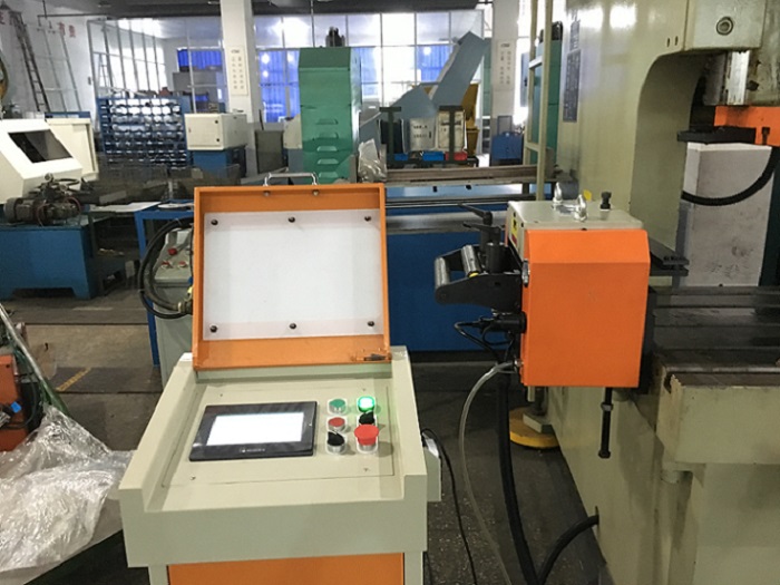 實現(xiàn)精準(zhǔn)送料的伺服送料機(jī)