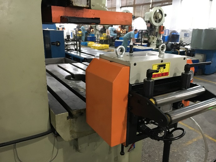 實現(xiàn)精準(zhǔn)送料的伺服送料機(jī)