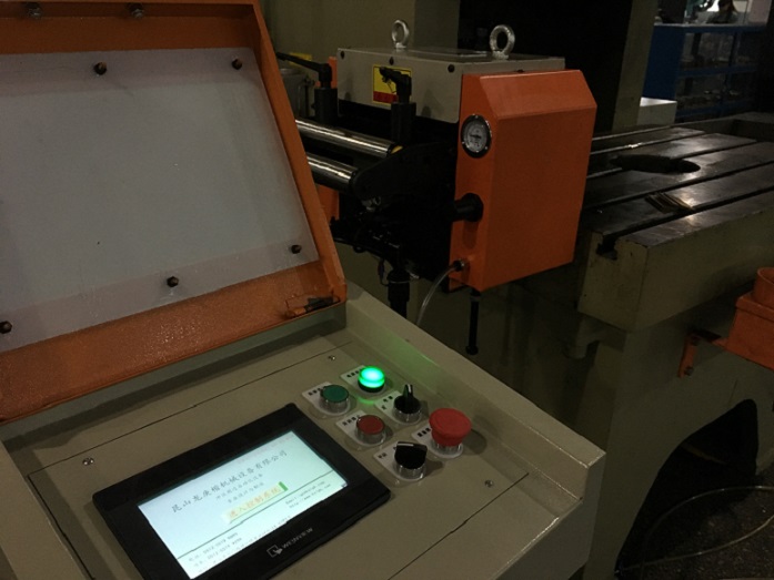 實現(xiàn)精準(zhǔn)送料的伺服送料機(jī)