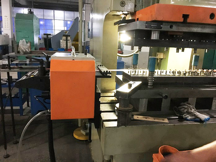 實現(xiàn)精準(zhǔn)送料的伺服送料機(jī)