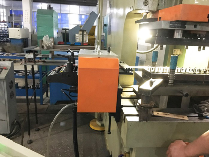 實現(xiàn)精準(zhǔn)送料的伺服送料機(jī)